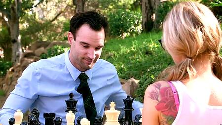 Ход королевы или жаркая ебля с красоткой на шахматной доске