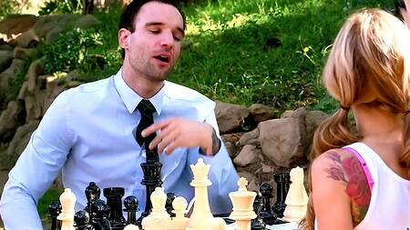 Ход королевы или жаркая ебля с красоткой на шахматной доске