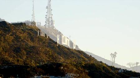 Две подруги пытаются пробиться в Голливуде, отдаваясь в попки