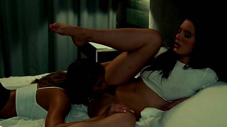 Две подруги пытаются пробиться в Голливуде, отдаваясь в попки