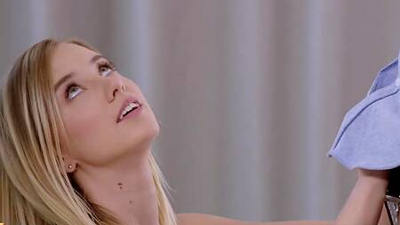 Красотка в белом белье пробует двойное проникновение