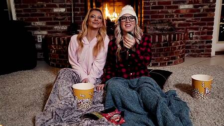 Красивые подруги занимаются лесбийским сексом, чтобы согреться