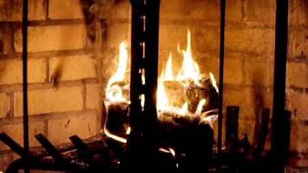 Красивые подруги занимаются лесбийским сексом, чтобы согреться