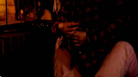 Красивые подруги занимаются лесбийским сексом, чтобы согреться