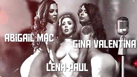 Музыкант после концерта резвится с тремя фанатками