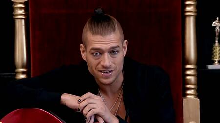 Музыкант после концерта резвится с тремя фанатками