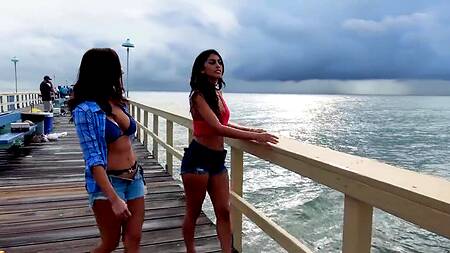 Подруги спешат в гостиницу, чтобы заняться лесбийским сексом