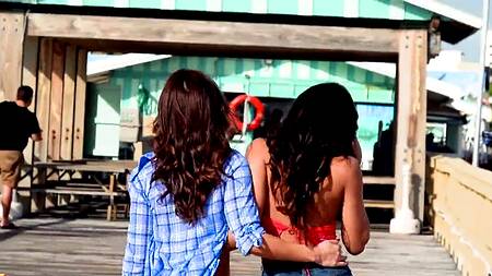 Подруги спешат в гостиницу, чтобы заняться лесбийским сексом