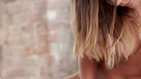 Обходительный любовник лижет киску красотки перед сексом