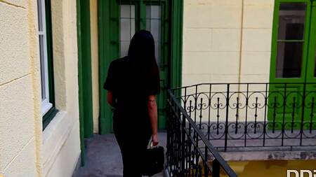 Жаркая Alyssia Kent скрепляет сделку двойным проникновением