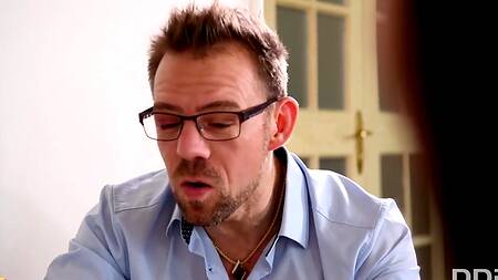 Жаркая Alyssia Kent скрепляет сделку двойным проникновением