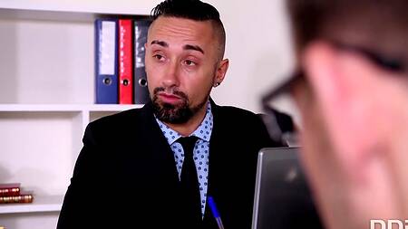 Жаркая Alyssia Kent скрепляет сделку двойным проникновением