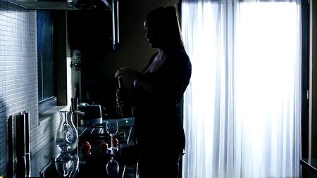 Жена в наручниках ждет мужа, чтобы красиво трахнуться