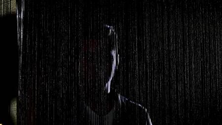 Жена в наручниках ждет мужа, чтобы красиво трахнуться