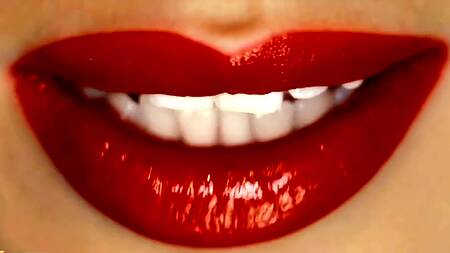 Мужик завязывает глаза зрелой красотке перед сексом