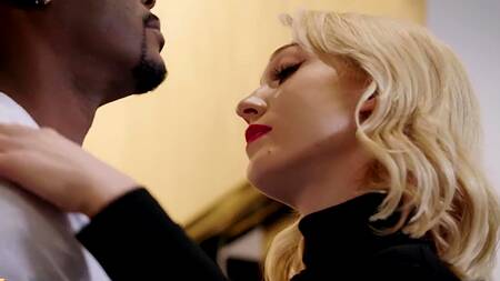 Дорогая проститутка ублажает негра с большим членом