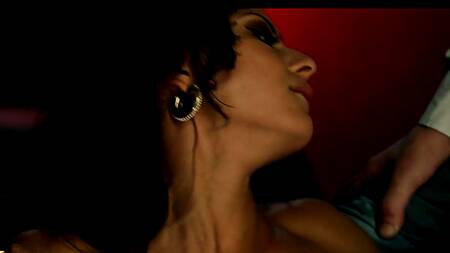 Жену после клуба ебут в переходе, а муж смотрит