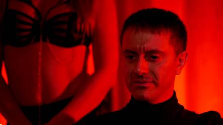 Все смотрят, а красотка балдеет от секс машины