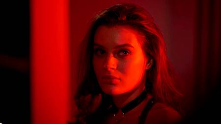 Все смотрят, а красотка балдеет от секс машины