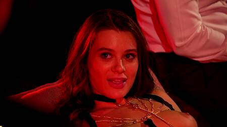 Все смотрят, а красотка балдеет от секс машины