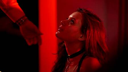 Все смотрят, а красотка балдеет от секс машины