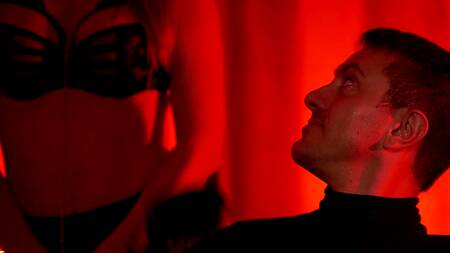 Все смотрят, а красотка балдеет от секс машины