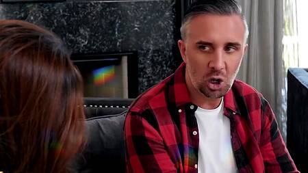 Теперь дрочить необязательно, можно трахать шикарную соседку