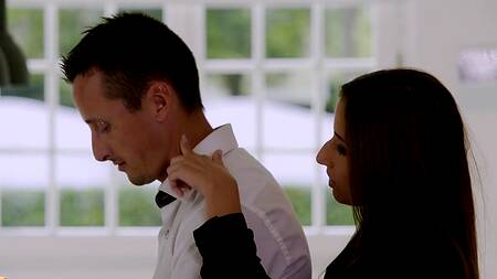 Красивая жена хочет трахнуться до званого ужина