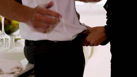 Красивая жена хочет трахнуться до званого ужина