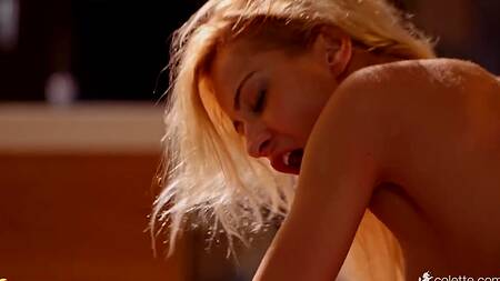 Чувственный секс влюбленной пары на диване