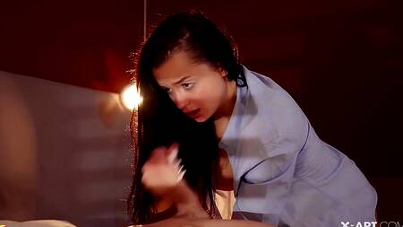 Красавица в рубашке парня занимается страстным сексом