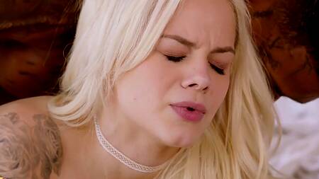 Миниатюрная блондинка увидела огромный хуй негра и завелась