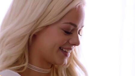 Миниатюрная блондинка увидела огромный хуй негра и завелась