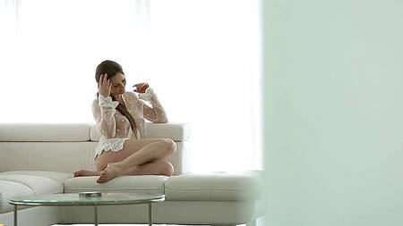 Девушка в кружевных трусиках возбуждает мужика на интим