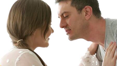 Девушка в кружевных трусиках возбуждает мужика на интим