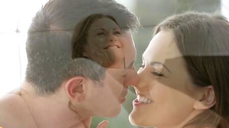 Девушка в кружевных трусиках возбуждает мужика на интим