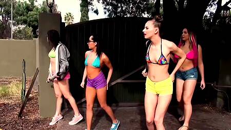 Мужику приходится ебать голодных телок перед связанной женой