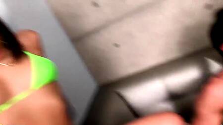 Мужику приходится ебать голодных телок перед связанной женой