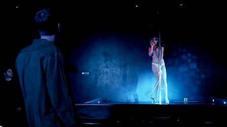 Стриптизерша не просит деньги, если у клиента большой член