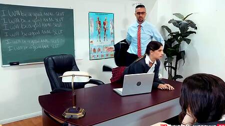 Упругая попка студентки спровоцировала жесткий анал