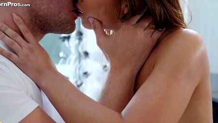 Массажист без труда разводит на секс загорелую Adriana Chechik