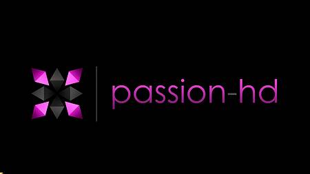 Загорелая красотка в белье будит парня ради секса