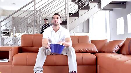 Неверная худышка соблазняет друга мужа на анал