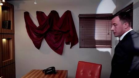 Секретарша готова трахаться в попу ради продуктивности босса