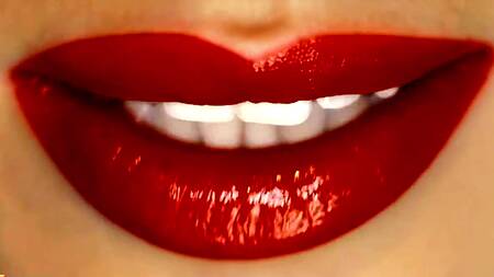 Смазливая блондинка соблазняет негра на секс