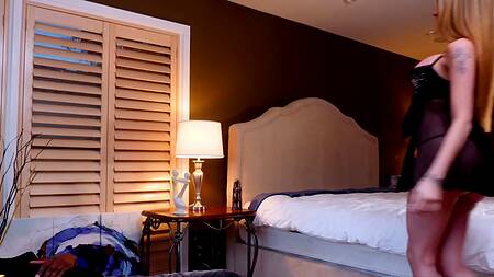 Смазливая блондинка соблазняет негра на секс