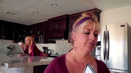Жаркая сестра жены соблазняет на еблю на кухне