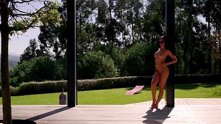 Вышла позагорать, а приласкала киску