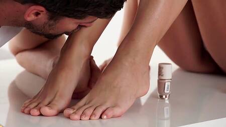 Красотка ухаживает за ногами и возбуждает фетишиста