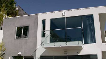 Красивая портниха отдается двум ребятам в обе дырки